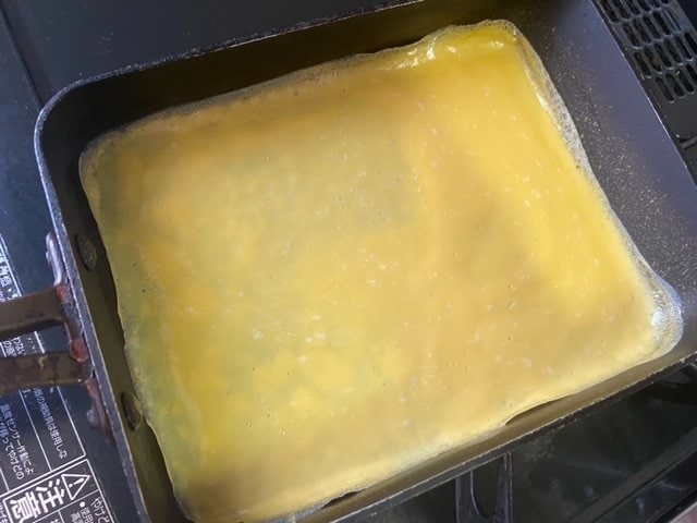 卵焼き器に薄焼き卵