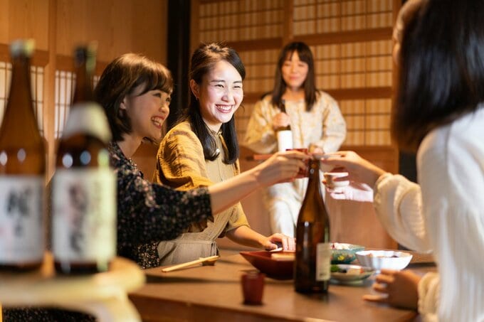 飲み会する女性