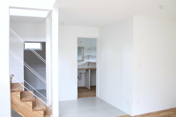 白いクロスのシンプルな空間