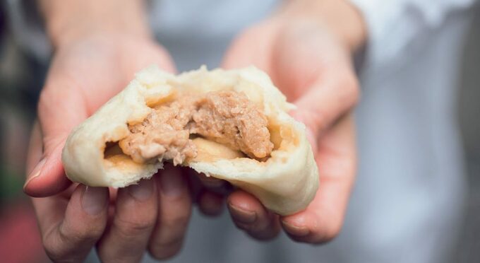 しっかり下味がついたジューシーな肉まん