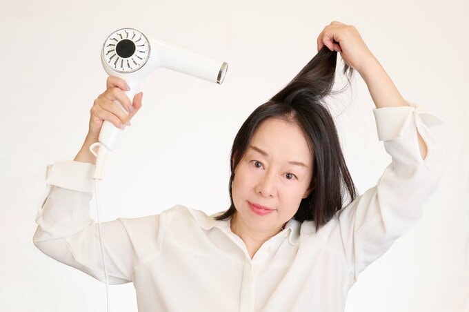 右から髪を乾かす女性