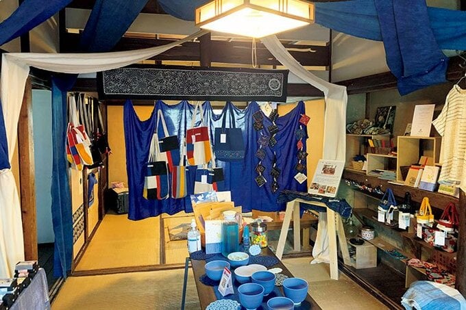 の緒方綾乃さん運営の「家劇場」で開催された「青のラオス展」