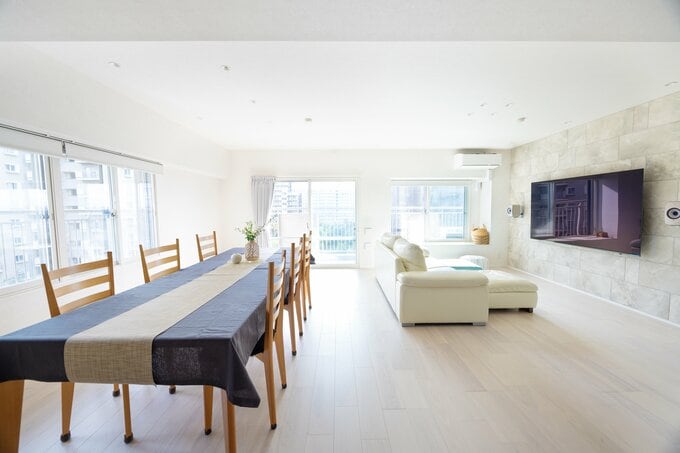 窓が多いリビングは明るくて開放感は抜群な一方で、外気の影響を受けやすい