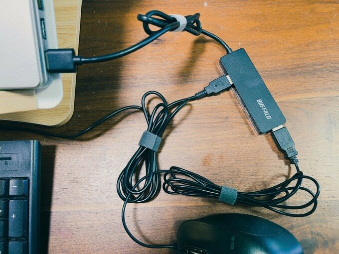 ミシン目入り結束テープで、コードがすっきり