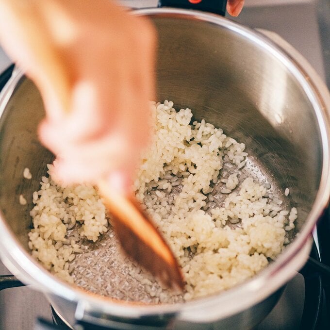 お米を炒める
