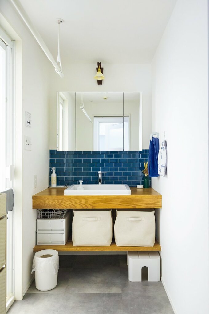 収納を重視して造作した洗面台