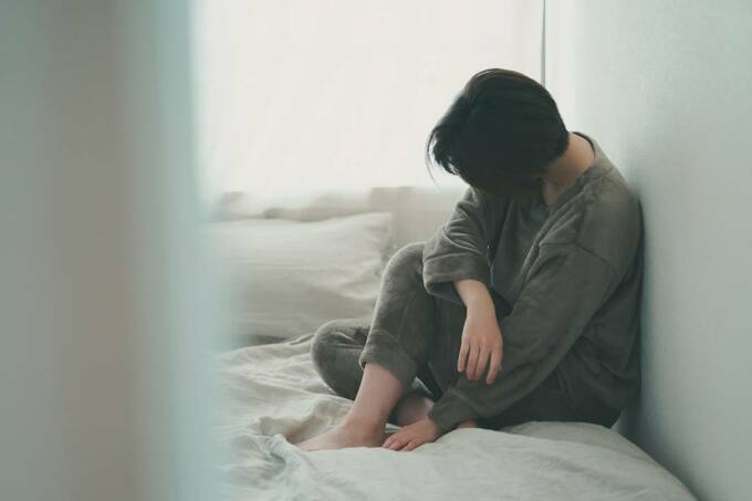 もたれかかる女性