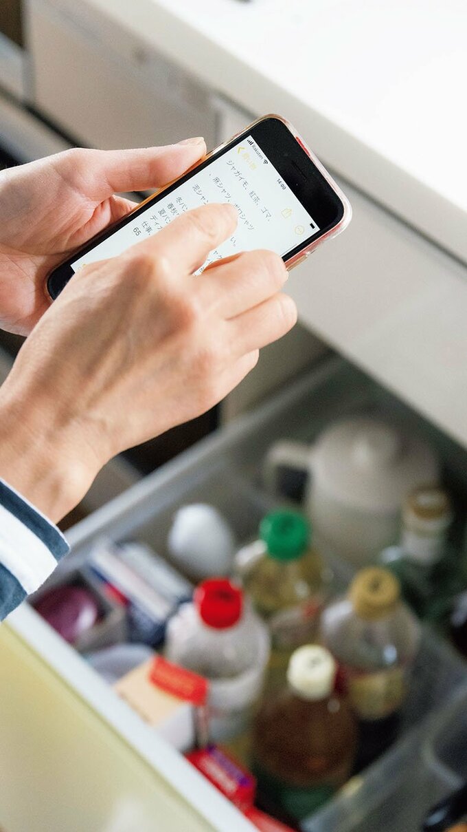 きれた調味料をメモする井田さん