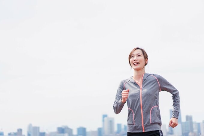 ランニングする女性