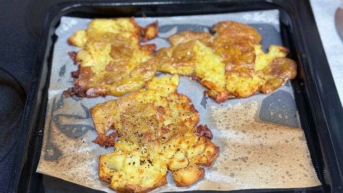オーブンで焼いて完成したカリもちポテト