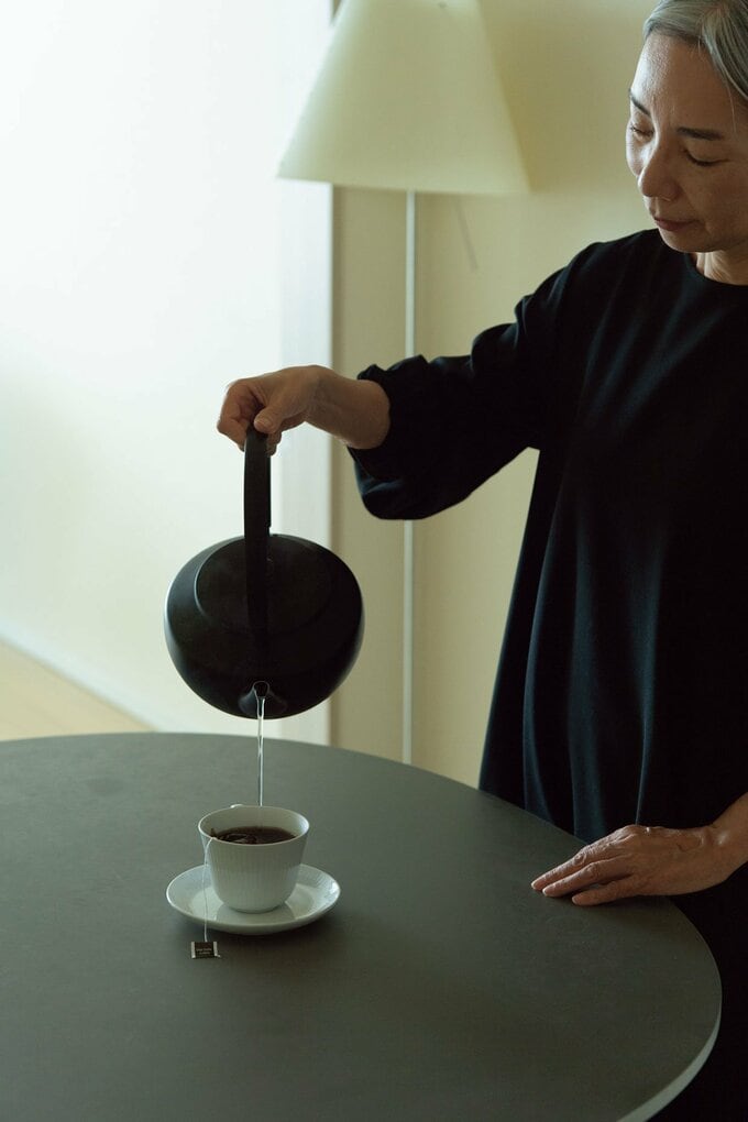 コーヒーを注ぐ広瀬さん