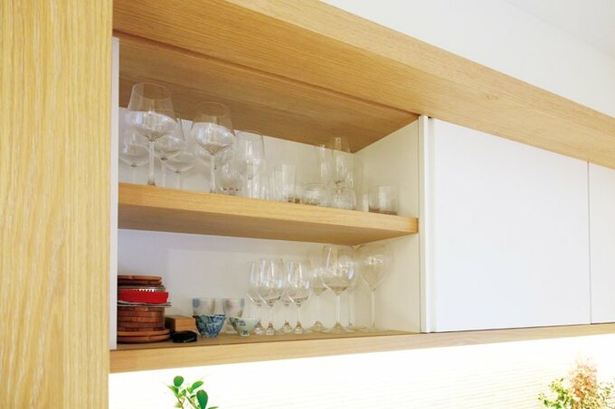 カウンター上部のつり戸棚の一部は扉を設けずオープンに