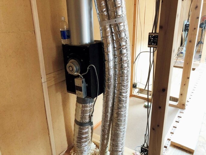 中間ダクトで小屋裏まで引き上げ排出