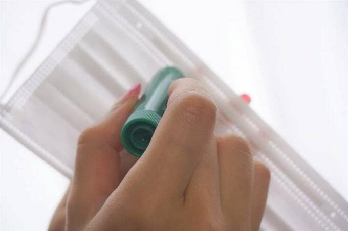 マスクに花粉バリアスティックを塗る