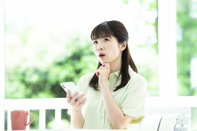 考える女性