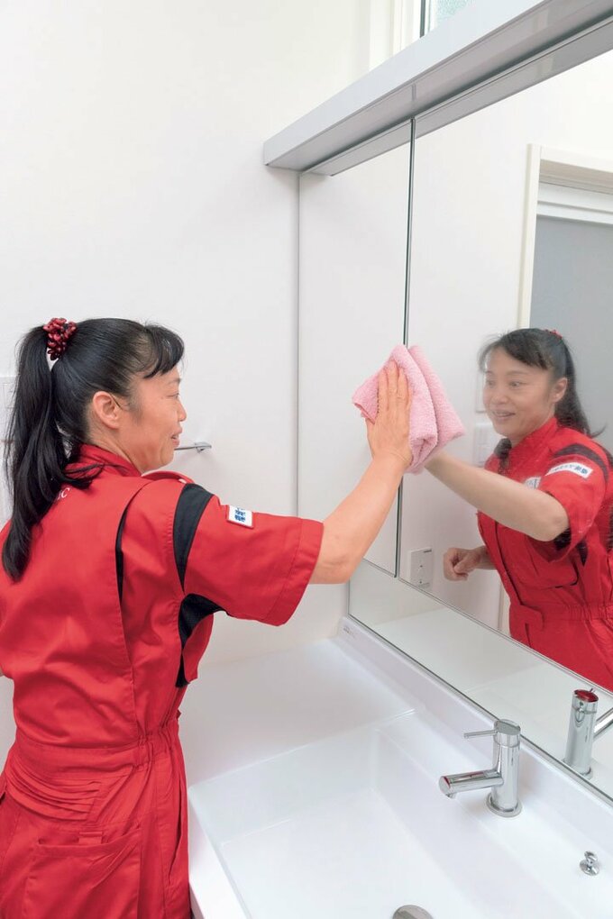 湿りぶきタオルで鏡や洗面ボウルをふく