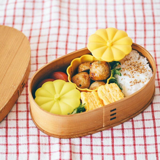 お弁当箱に黄色の小鉢