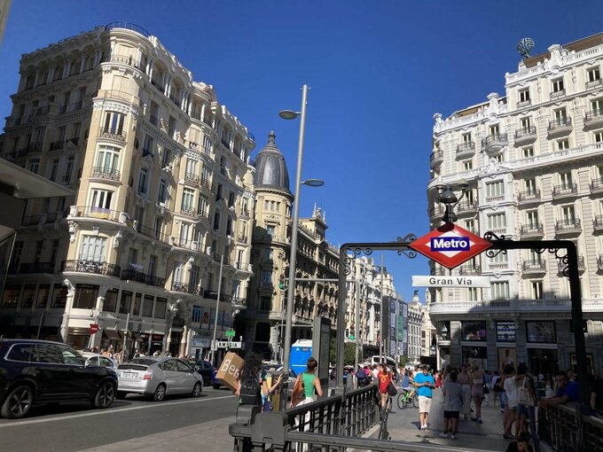 にぎわうスペイン