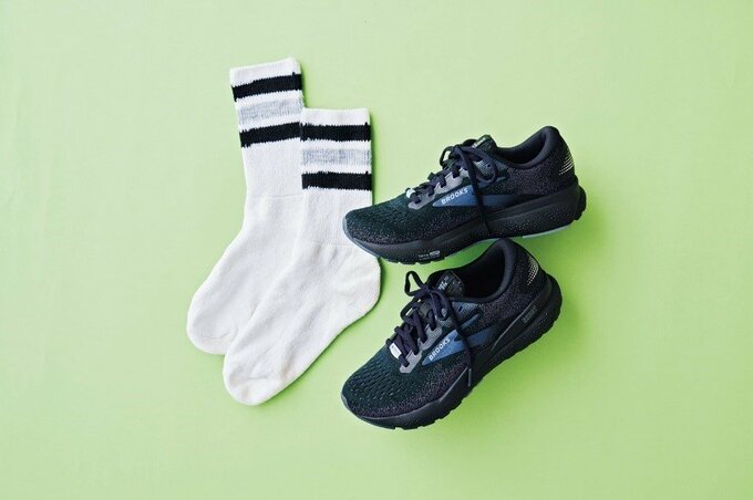 黒スニーカーとラインソックス