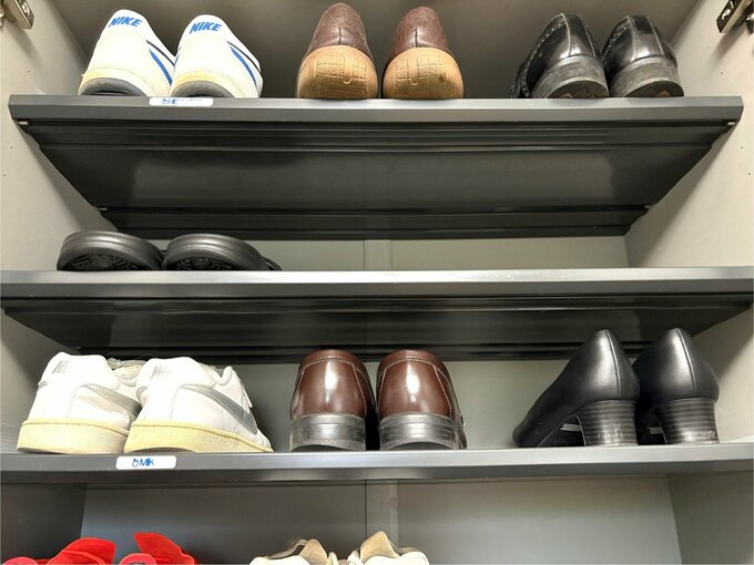 家族別に棚分けした靴箱