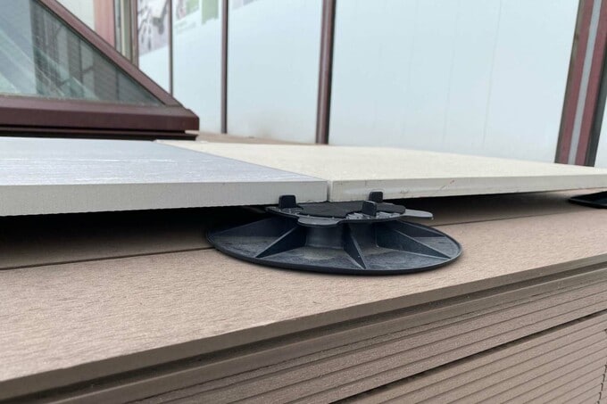 窓枠とデッキの段差を埋める