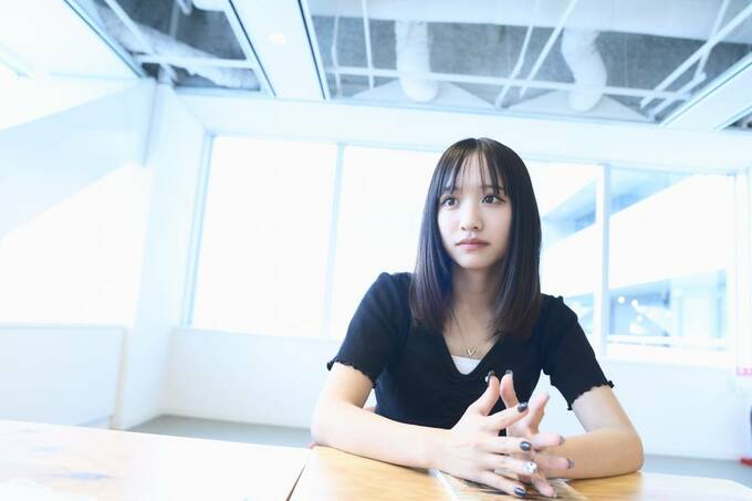 手を合わせる女性