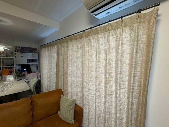 カーテンを閉めているリビング