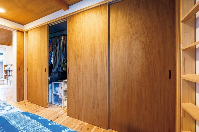 寝室には、夫妻それぞれのクロゼットを左右に1間分（180㎝）設けました