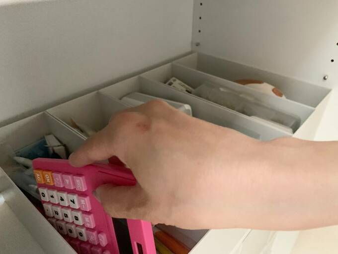 余白がある状態でボックスから電卓を取り出す