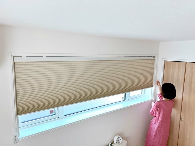 寝室の西側の窓をあけているところ