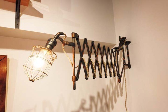 蛇腹状のボディが印象的な照明