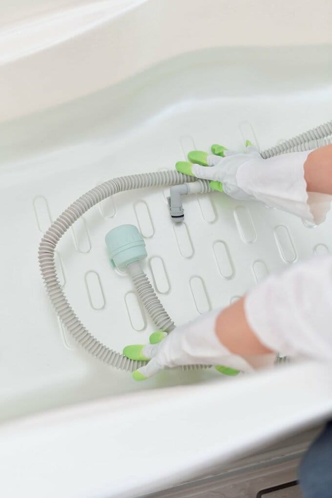 ホース浴槽の中で洗う