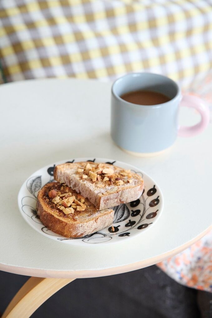 朝食はナッツを散らしたはちみつバタートーストが定番