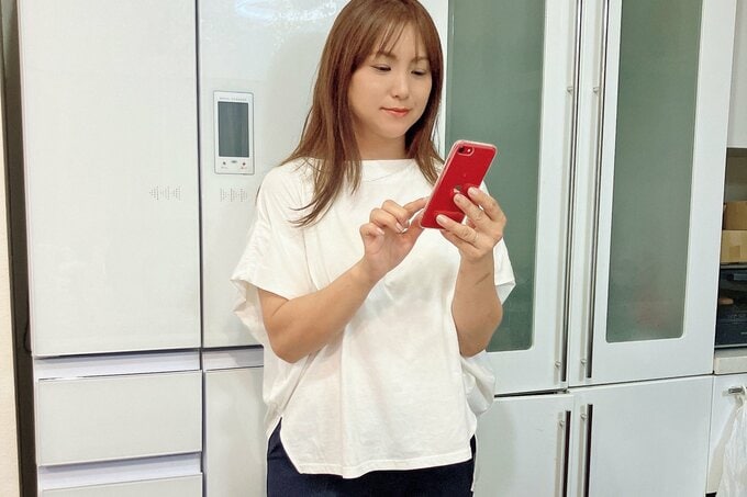 わこさんが携帯で懸賞タイムを楽しむ様子