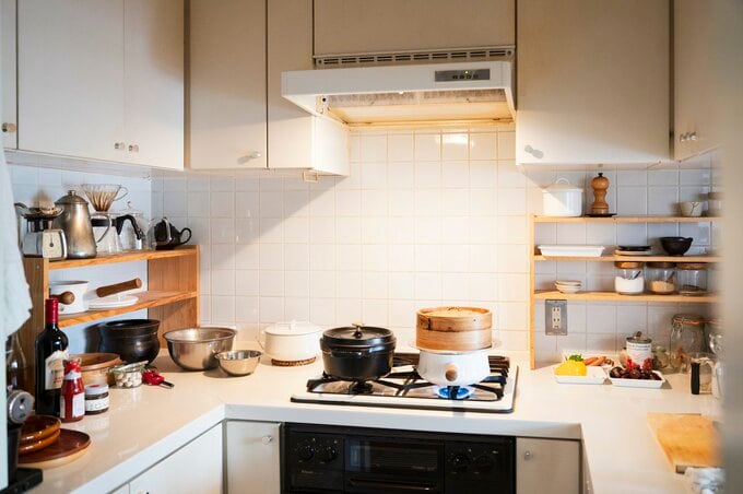 夫がメイン料理をつくっている間に、わたしはちゃっちゃと片付け。これなら洗い物も溜まらず、夕食後に待ち受ける大量のお皿洗いともおさらば～。