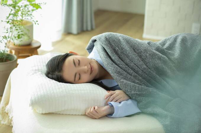 眠る女性