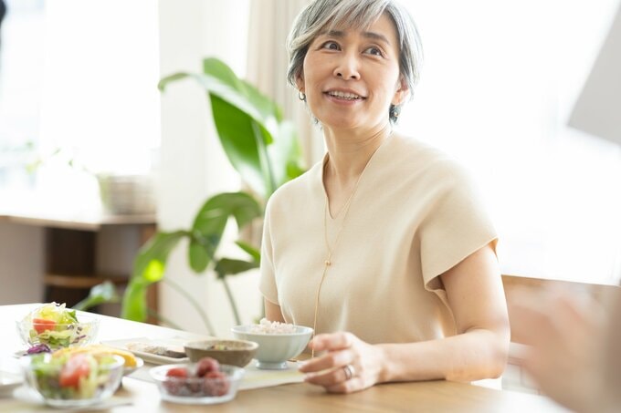 食事をするシニア女性