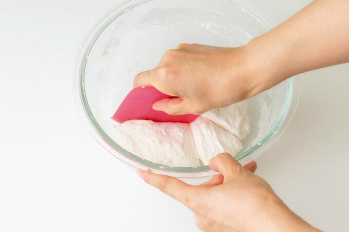 スケッパーで記事を分割する様子