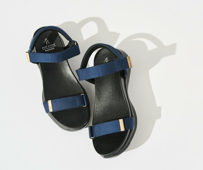 ベルトつきサンダル