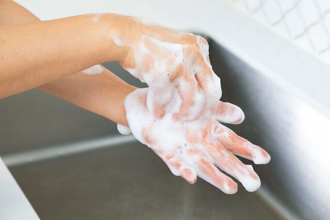 爪の間洗っているところ