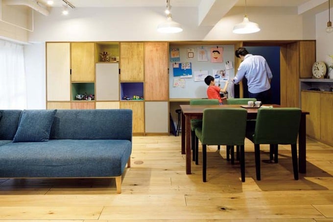 パッチワークのように扉を組み合わせたリビング収納