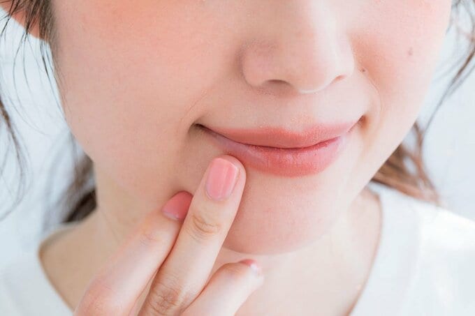 指でフチをなぞって自然な仕上がりに