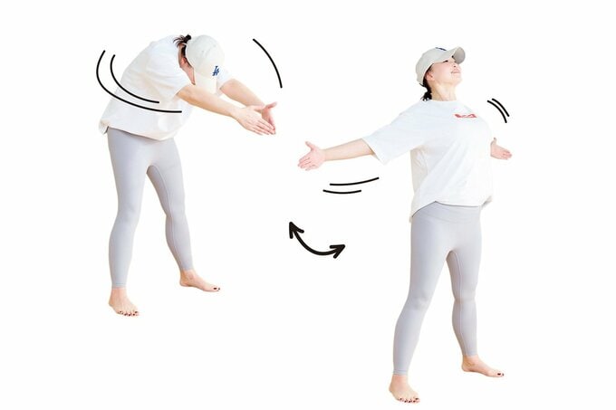 両腕を開いたり閉じたりして、ストレッチをする女性
