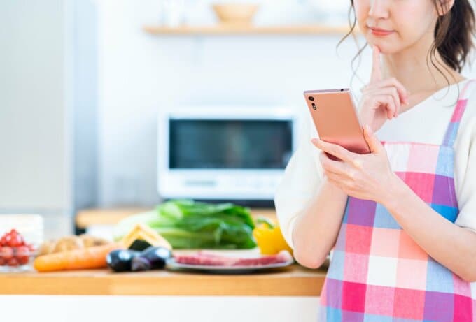 食費で悩む女性