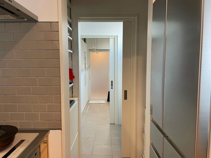 キッチンから浴室までの眺め