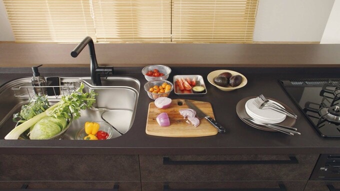 調理中の水や汚れが対面側に広がりにくい