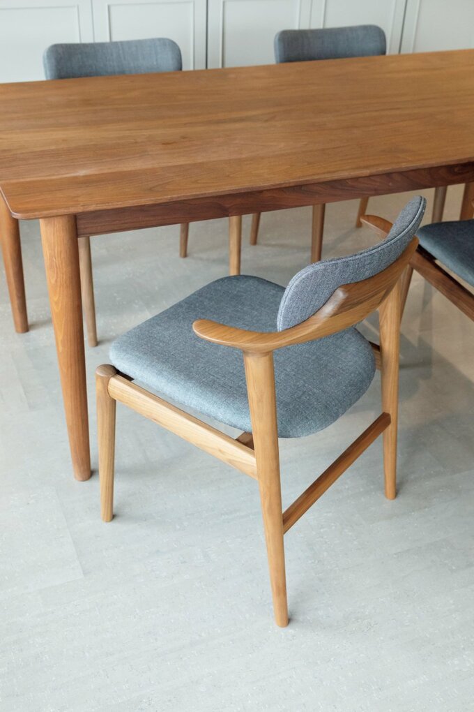 背もたれと座面のクッション性が高いダイニングチェア