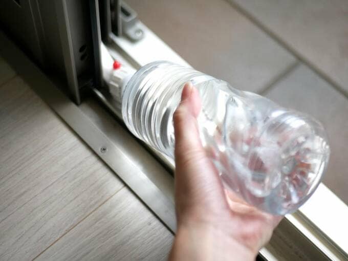 水を出して掃除する様子