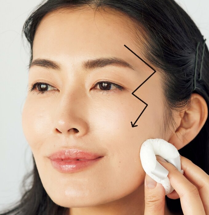 パウダーを顔にのせる