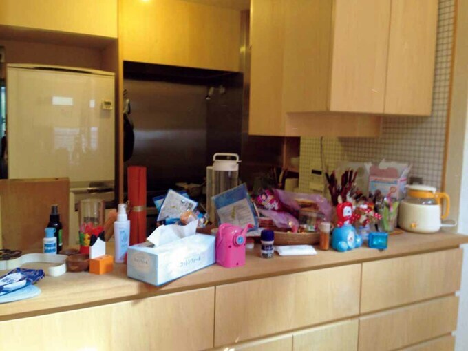 キッチンカウンターが散らかっちる様子